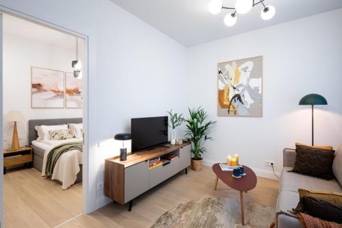 Bright & Modern Apartment in Historic Raina Blvd Building I Near Park & Old Town, Riga (fotografie 3)