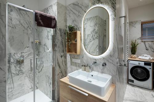 Bright & Modern Apartment in Historic Raina Blvd Building I Near Park & Old Town, Riga (fotografie 8)