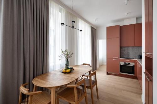 Bright & Modern Apartment in Historic Raina Blvd Building I Near Park & Old Town, Riga (fotografie 10)