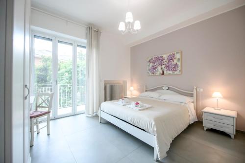 Double Room with Balcony image 9