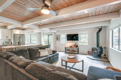 . Family Cabin in Blue Lake Springs, Near Town!