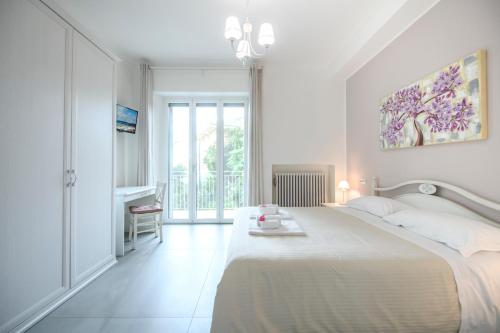 Double Room with Balcony image 5