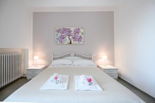 Double Room with Balcony image 4