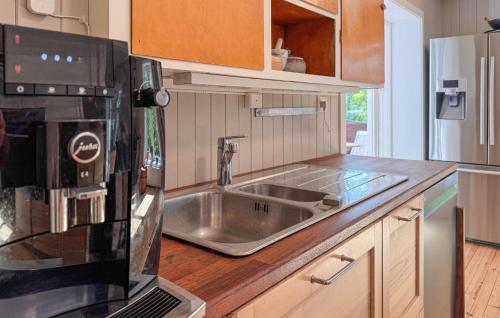 кухня, Lovely Home In Nordagutu With Wifi in Далє