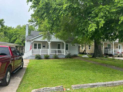 Large Renovated Cottage on East Lake Park - image 12