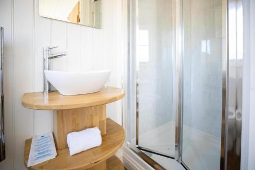 Ванна кімната, Cabin for 2 with walks WiFi bat and restaurant in Форфар