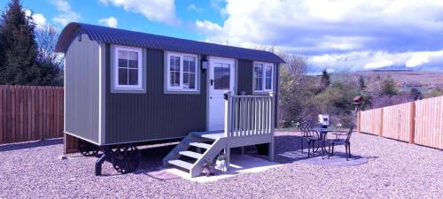 Зовнішній вигляд готелю, Cabin for 2 with walks WiFi bat and restaurant in Форфар