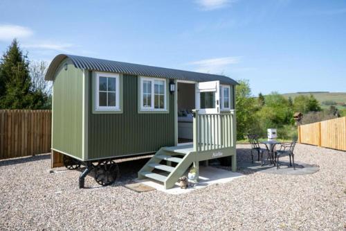 Зовнішній вигляд готелю, Cabin for 2 with walks WiFi bat and restaurant in Форфар