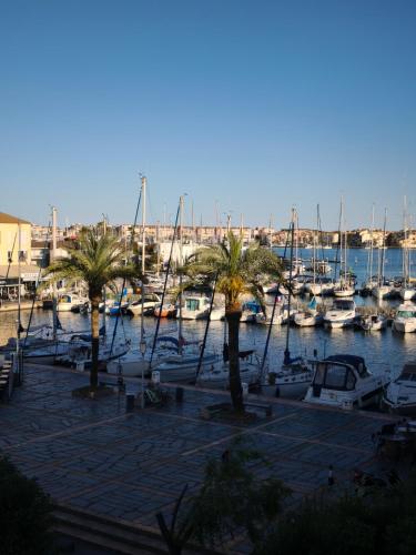 Appart neuf et cosy 2 personnes center port Cap d'Agde near A la Table de Geraldine