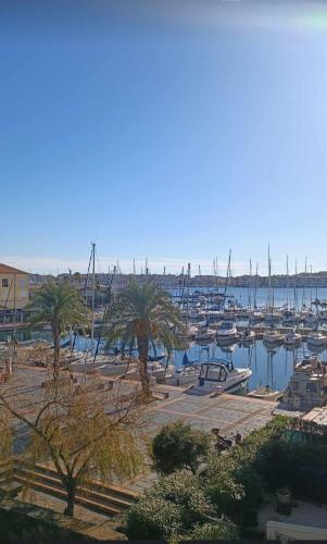 Appart neuf et cosy 2 personnes center port Cap d'Agde near A la Table de Geraldine