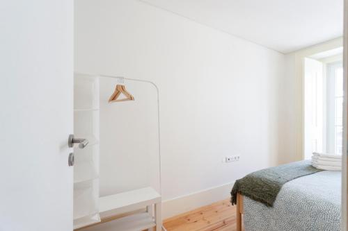 Central Bedroom in Shared House in Chiado - Historic Center of Lisbon, Лиссабон (фото 10)