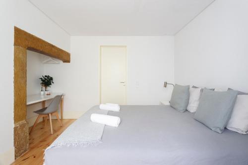 Central Bedroom in Shared House in Chiado - Historic Center of Lisbon, Lisbon
