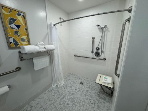 Queen Suite with Two Queen Beds - Disability Access/Non Smoking image 5