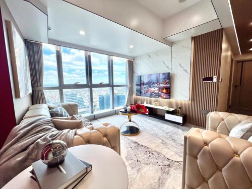 Executive 5BR Penthouse Suite in Uptown BGC, Manila