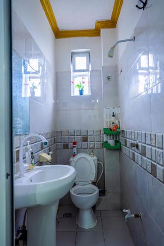 Studio Apartment Near Jsb Block A with hot shower in มอมบาซา