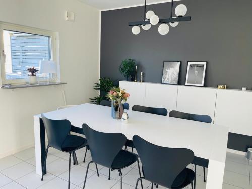 Modern Luxury Home in Malmö (Modern Luxury Home in Malmo) in 예거스로 빌라스타드