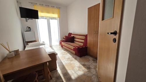 1 twin bed, 1 sofa bed