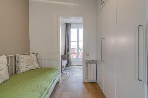 Three-Bedroom Apartment with View image 2
