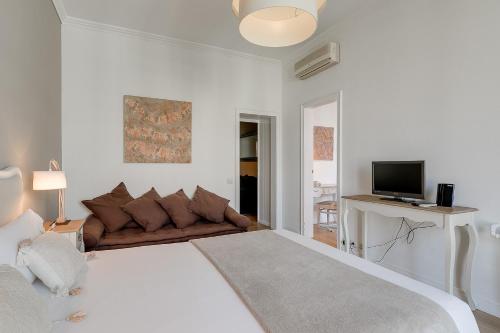 Three-Bedroom Apartment with View image 3