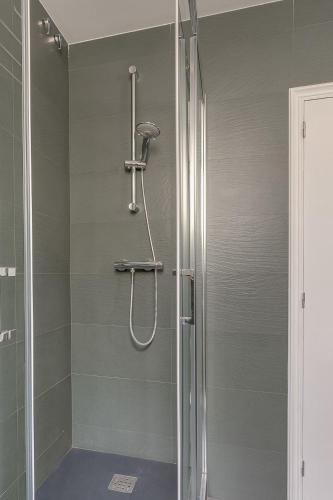 Three-Bedroom Apartment with View image 5