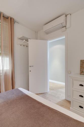 Three-Bedroom Apartment with View image 6