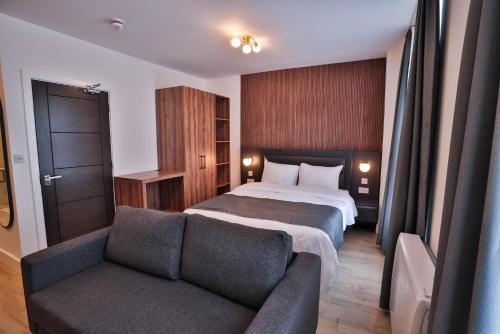 Finsbury Rose - image 12