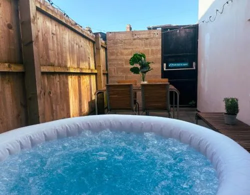 Duplex Stay With Hot Tub Opposite Stadium photo 2