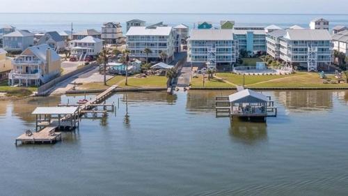 Lagoon Run 106 by ALBVR, Waterfront Relaxation Meets Beachfront Convenience