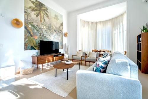 Shared lounge/TV area, Appartement unique - 6 personnes - Clim Terrasse Parking Plages in Agay