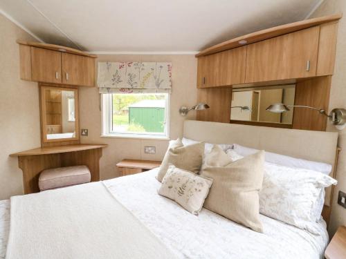 The Four Oaks Chalet - image 11