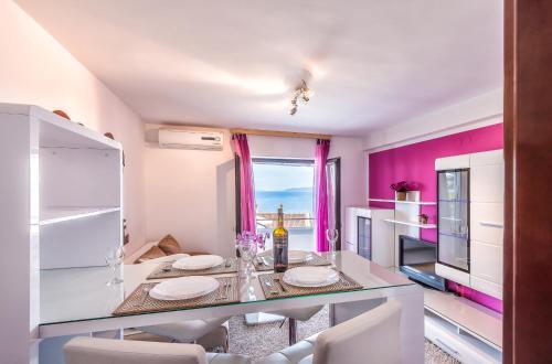 Premium One-Bedroom Apartment with Sea View (2-4 Adults) 