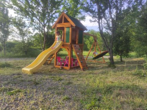 kinderspeeltuin, DuVa mongolska yurta in Petrovac Na Mlavi