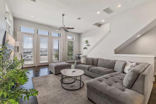 HTX Skyline-View Luxe Home Sleeps 8 Midtown in Houston, USA