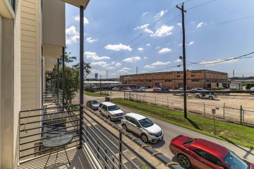 HTX Skyline-View Luxe Home Sleeps 8 Midtown in Houston, USA