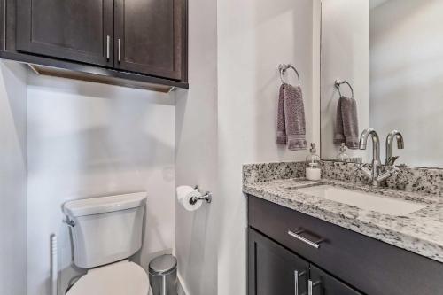 HTX Skyline-View Luxe Home Sleeps 8 Midtown in Houston, USA