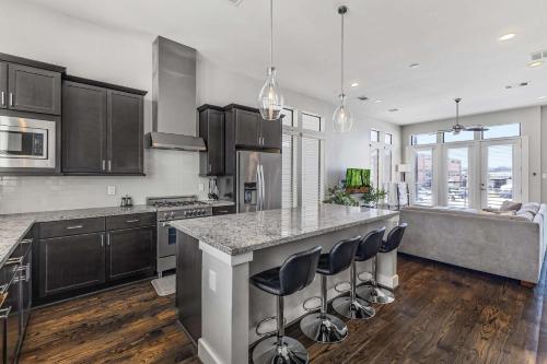 HTX Skyline-View Luxe Home Sleeps 8 Midtown in Houston, USA