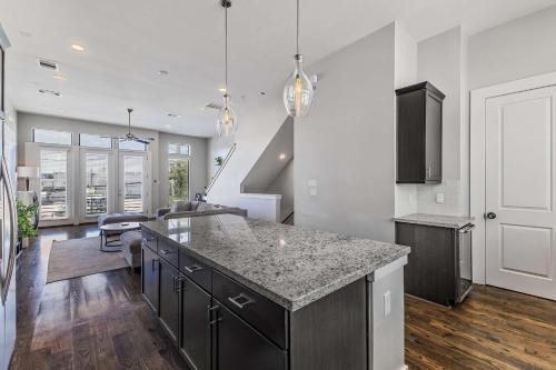 HTX Skyline-View Luxe Home Sleeps 8 Midtown in Houston, USA
