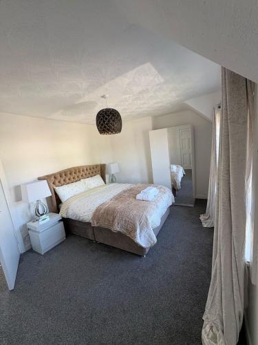 Chic & Cozy 2BR Semi-Detached in Kilmarnock