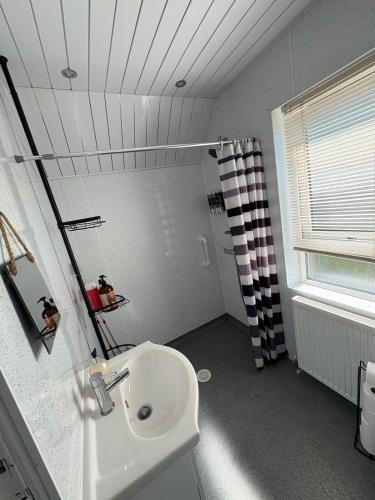 Baño, Chic & Cozy 2BR Semi-Detached in Kilmarnock
