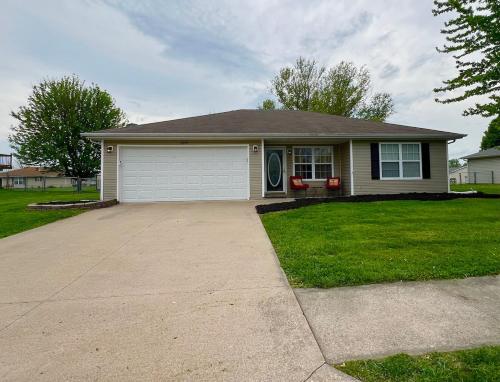 . Relax Enjoy Mid-Missouri with Fenced in Back Yard