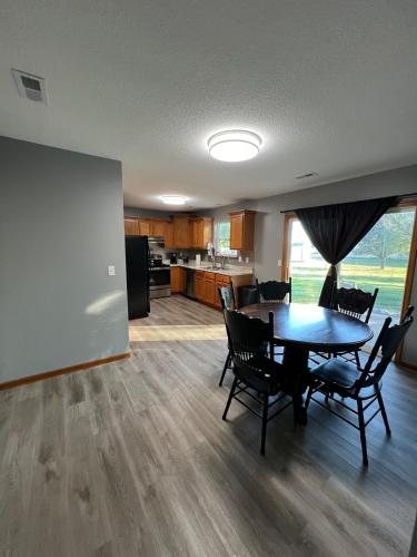 Relax Enjoy Mid-Missouri with Fenced in Back Yard in 布恩維爾