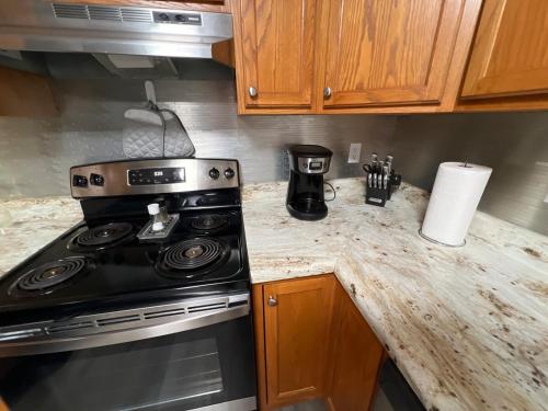 Relax Enjoy Mid-Missouri with Fenced in Back Yard in 布恩維爾