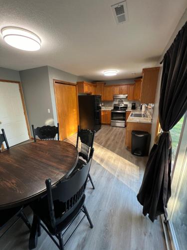 Relax Enjoy Mid-Missouri with Fenced in Back Yard in 布恩維爾