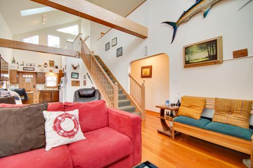 Twin Lakes Home - Walk to Lake Elizabeth!