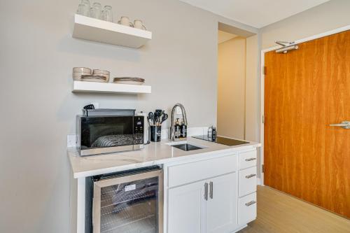 Convenient Studio Stay Easy Access to Twin Cities in Blaine (MN)