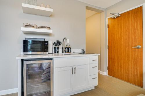 Convenient Studio Stay Easy Access to Twin Cities in Blaine (MN)