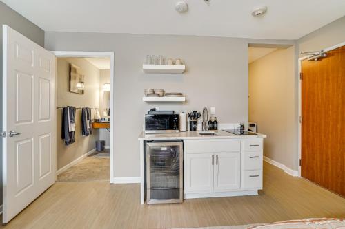 Convenient Studio Stay Easy Access to Twin Cities in Blaine (MN)