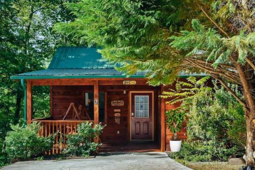 Charming Cabin Stay Grill, Firepit, & Hot Tub