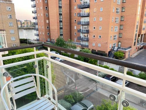 Riverside 1bd near Canary Wharf - image 3