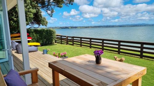 المرافق, Red Rock Cottage, beachfront luxury in وايوكو